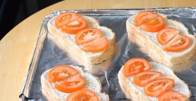 Горячие бутерброды со шпротами, помидорами и сыром - фото шаг 2