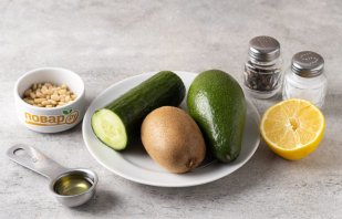 Салат "Кедровая ветка" из огурцов, авокадо и киви - фото шаг 1