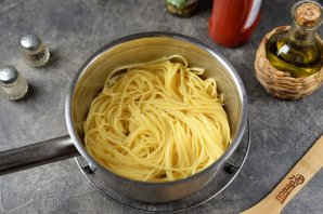 Спагетти с анчоусами и каперсами в томатным соусе - фото шаг 7
