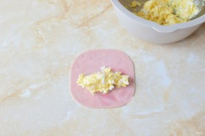 Рулетики с сыром и чесноком - фото шаг 6