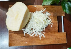Крабовый салат с капустой и кукурузой - фото шаг 2