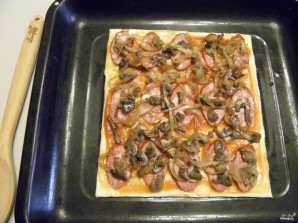 Пицца из слоеного теста в духовке - фото шаг 6