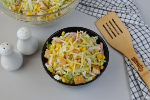 Салат с сухариками и капустой - фото шаг 8