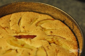 Шарлотка из яблок в духовке - фото шаг 4