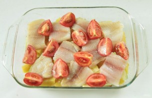 Рыба, запеченная с кабачками и картошкой в духовке - фото шаг 4