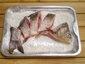 Жареная рыба с овощами - фото шаг 3