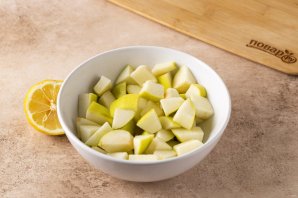 Тыква с яблоками и медом в духовке кусочками - фото шаг 3