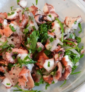 Салат из осьминогов - фото шаг 8