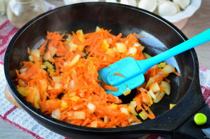Пельмени тушеные с морковью и луком - фото шаг 5