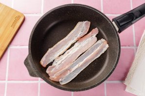 Яичница с беконом - фото шаг 2