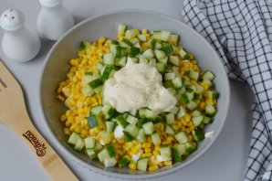 Салат из курицы с огурцом и кукурузой - фото шаг 6