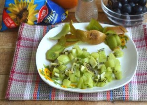 Салат с курицей, авокадо и киви - фото шаг 3