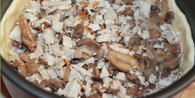 Лоранский пирог с курицей и грибами в мультиварке - фото шаг 3