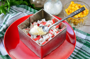 Слоеный крабовый салат с рисом - фото шаг 4