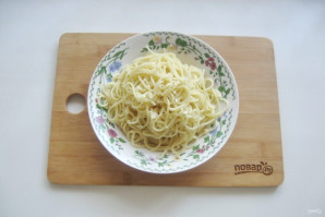 Спагетти с сыром и чесноком - фото шаг 5