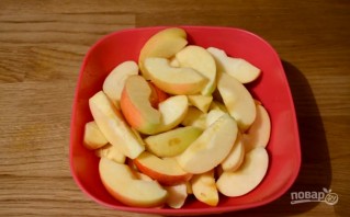 Шарлотка с яблоками и медовым бисквитом - фото шаг 2