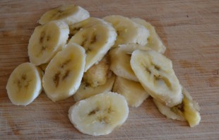Смузи с творогом и бананом - фото шаг 2