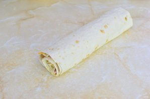 Рулет из лаваша с колбасой