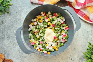 Постный салат с крабовыми палочками - фото шаг 9