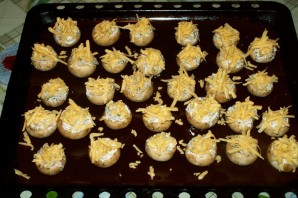 Грибы, запеченные под сыром - фото шаг 6