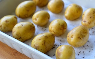 Картошка, запеченная в соли - фото шаг 2