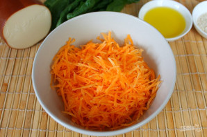 Салат с колбасным сыром и морковью - фото шаг 2