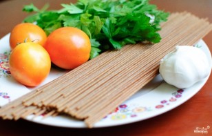 Спагетти с базиликом и помидорами - фото шаг 1