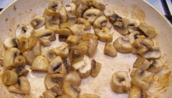 Курица с грибами в сливках - фото шаг 6