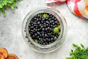 Настойка из черники с крыжовником на самогоне - фото шаг 5