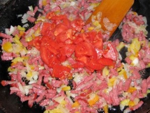 Лаваш с колбасой и помидорами - фото шаг 5