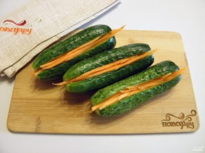 Огурцы маринованные с морковью - фото шаг 3