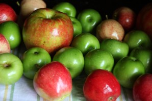 Яблоки в карамели и шоколаде - фото шаг 1