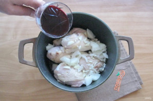 Курица в вине по-французски - фото шаг 4