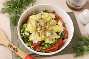 Салат из помидоров с огурцом и луком - фото шаг 6