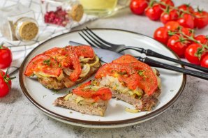 Мясо в духовке с помидорами