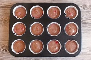 Шоколадные маффины с малиной - фото шаг 9