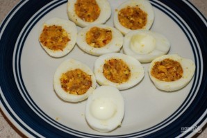 Фаршированные яйца с авокадо и луком - фото шаг 2