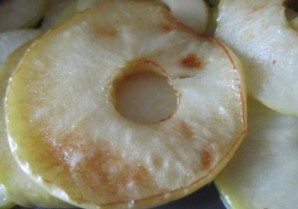 Печень с яблоками в духовке - фото шаг 5