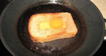 Бутерброд с яйцом на сковороде - фото шаг 3