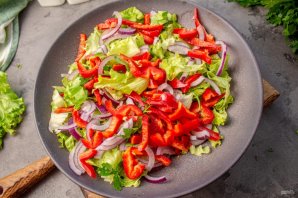 Салат с томатами, перцем, маслинами и шариками из рикотты - фото шаг 4