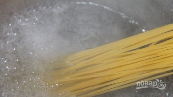 Спагетти с вялеными помидорами - фото шаг 1