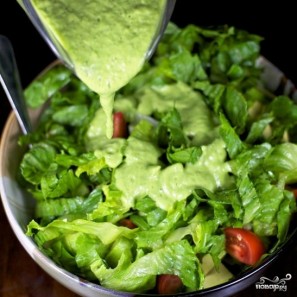 Зеленый салат с помидорами и авокадо - фото шаг 10