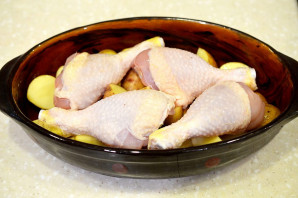Куриные голени с грибами и картошкой в духовке - фото шаг 4