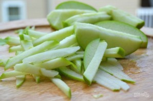 Салат с зелеными яблоками - фото шаг 2