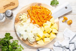 Тушеная картошка с лисичками - фото шаг 2