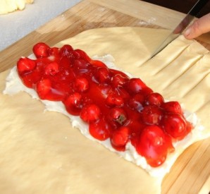 Пирог с вишней из дрожжевого теста - фото шаг 7