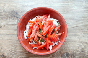 Салат с дайконом, огурцом и помидором - фото шаг 4