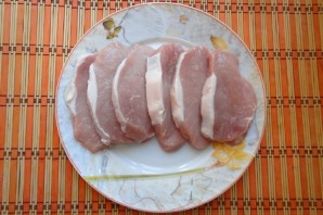 Мясо по-французски с луком и сыром - фото шаг 1