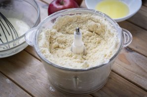 Тертый пирог с яблоками - фото шаг 5