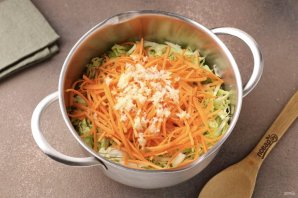 Салат из капусты и моркови "Пальчики оближешь" - фото шаг 4